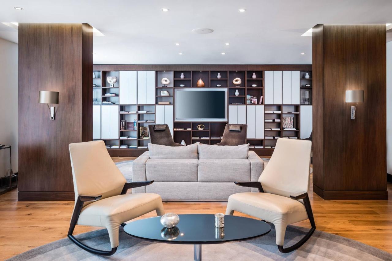 Baku Marriott Hotel Boulevard Екстериор снимка The Club lounge at London Heathrow Airport