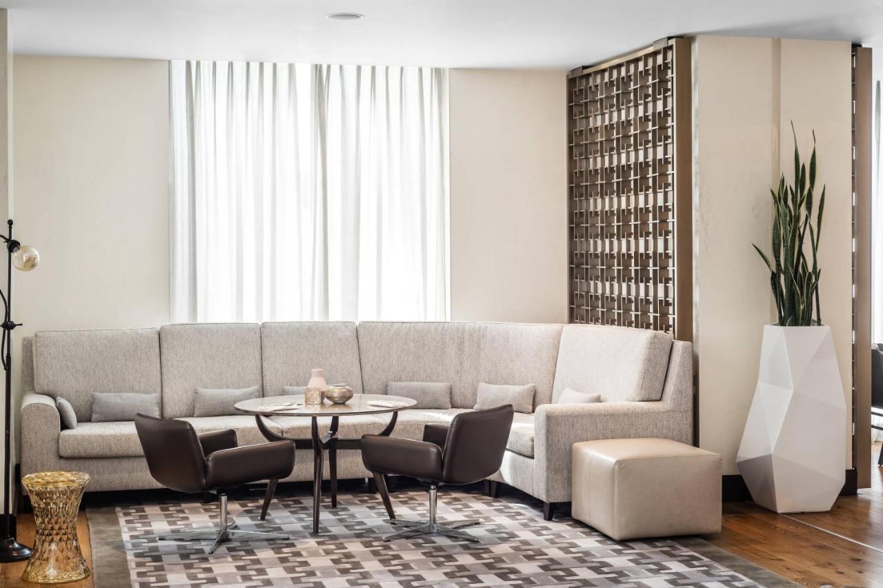 Baku Marriott Hotel Boulevard Екстериор снимка A room with a screen