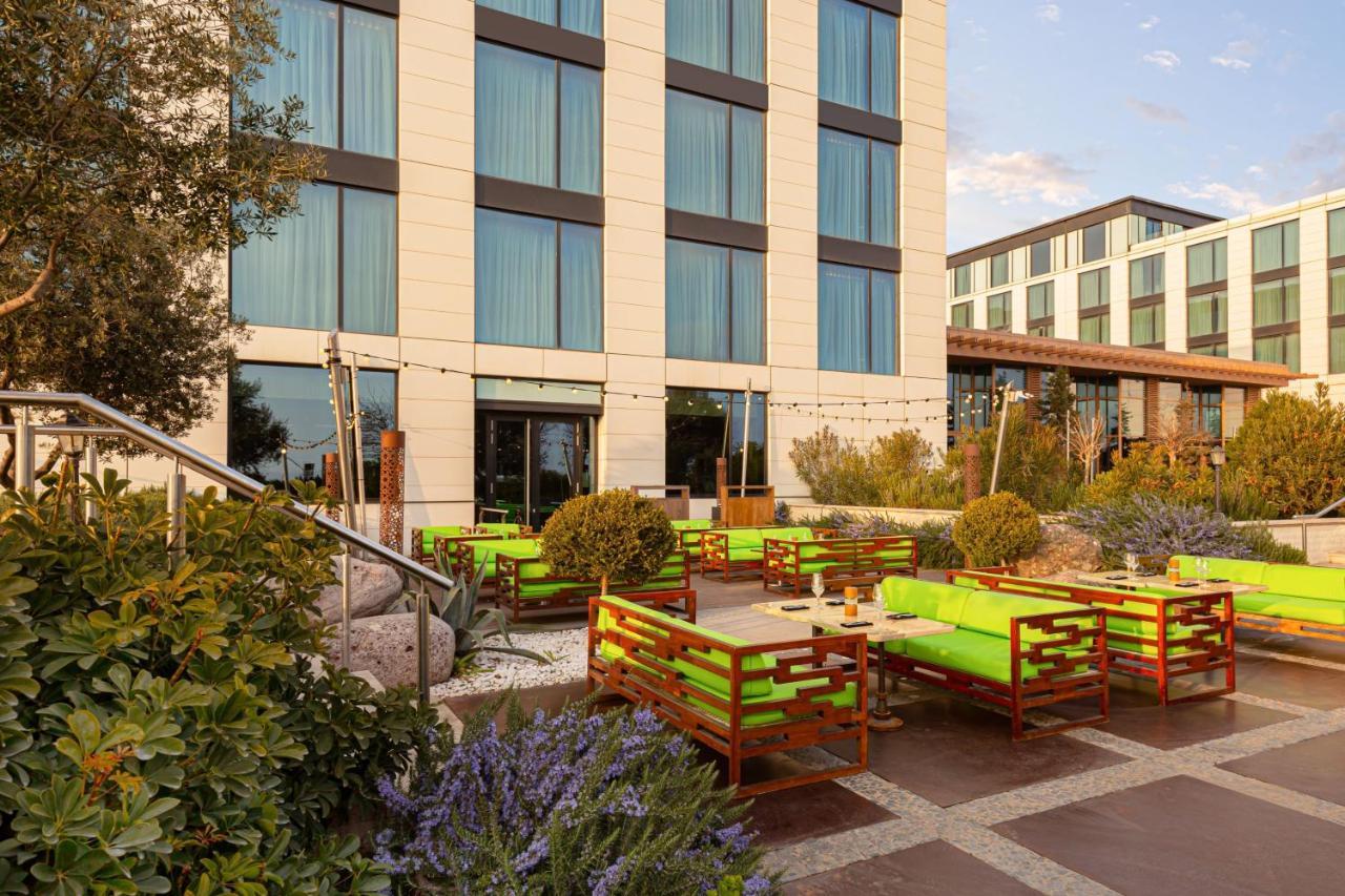 Baku Marriott Hotel Boulevard Екстериор снимка The hotel's outdoor lounge