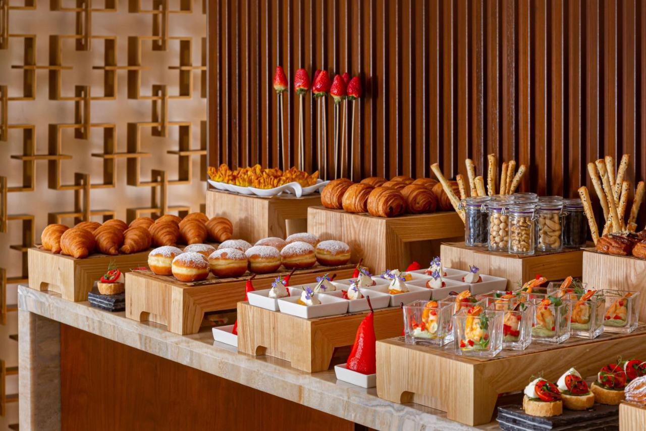 Baku Marriott Hotel Boulevard Екстериор снимка A buffet at a hotel
