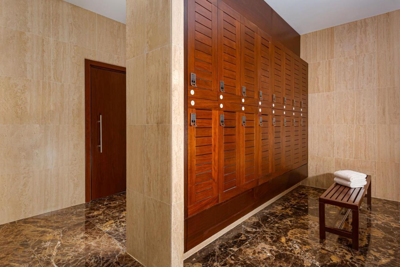 Baku Marriott Hotel Boulevard Екстериор снимка A locker room at a spa