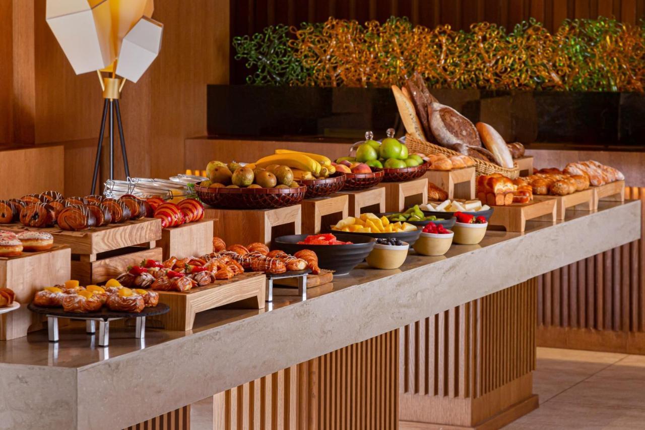 Baku Marriott Hotel Boulevard Екстериор снимка A buffet at a hotel