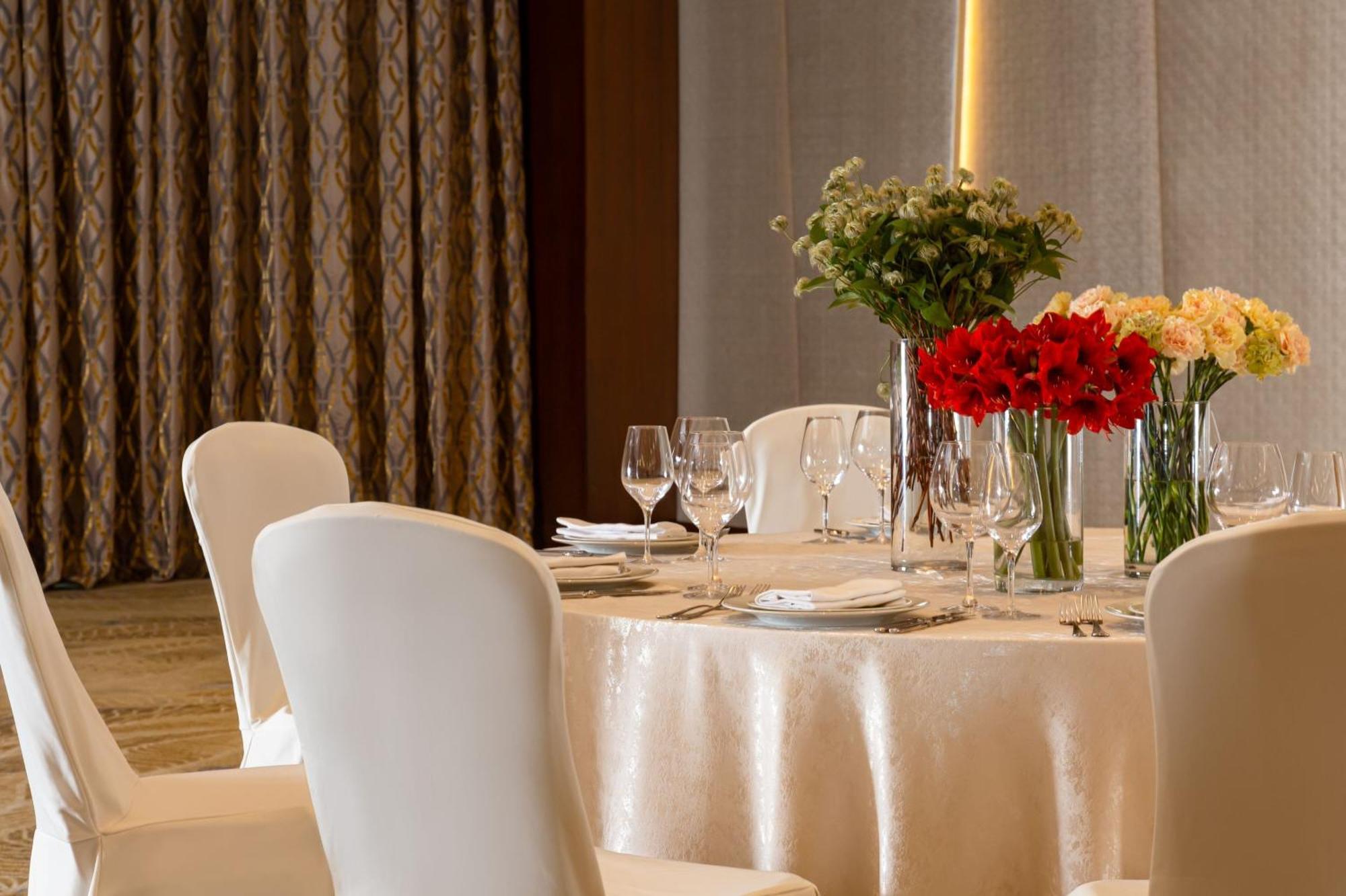 Baku Marriott Hotel Boulevard Екстериор снимка A table set for a formal dinner