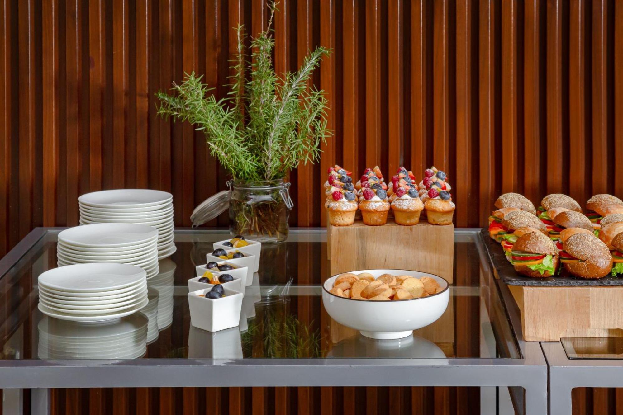 Baku Marriott Hotel Boulevard Екстериор снимка A buffet table with a selection of desserts