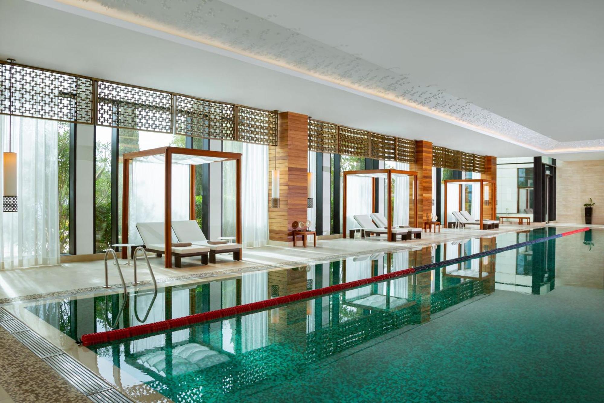 Baku Marriott Hotel Boulevard Екстериор снимка The swimming pool at the hotel