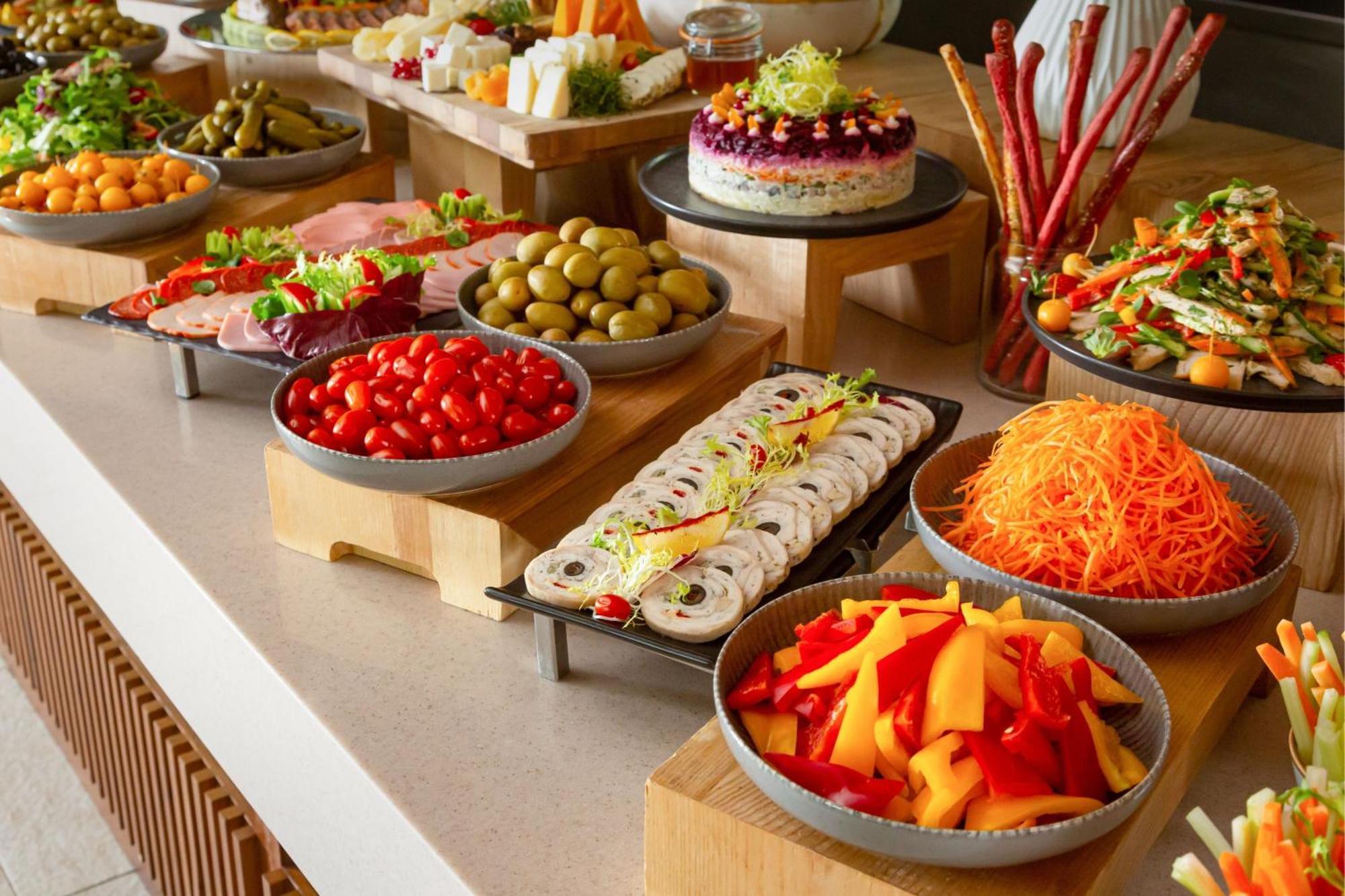 Baku Marriott Hotel Boulevard Екстериор снимка A buffet at a hotel