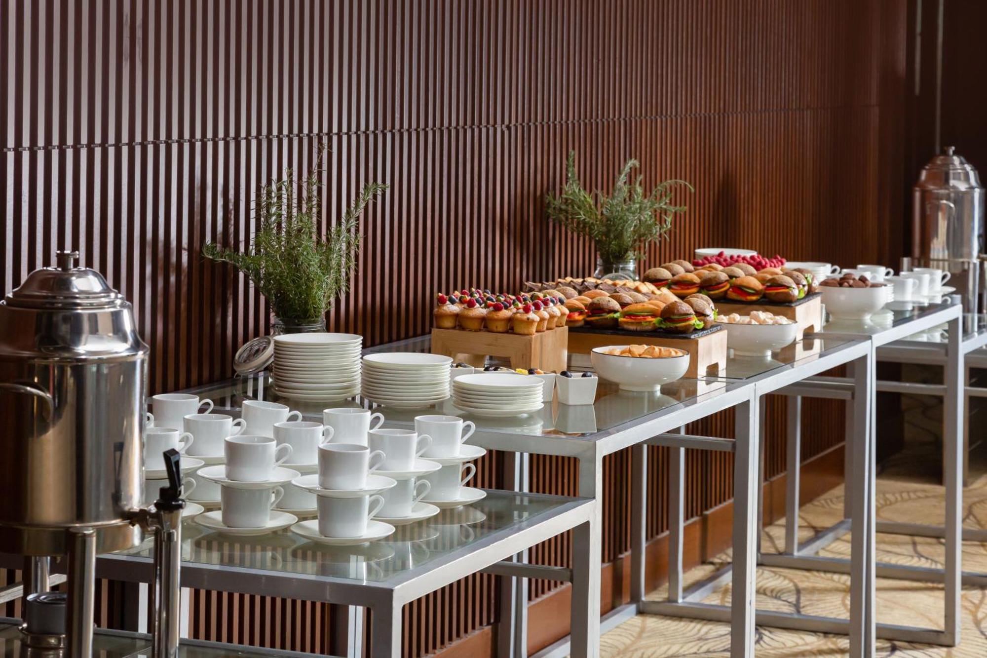 Baku Marriott Hotel Boulevard Екстериор снимка A buffet table