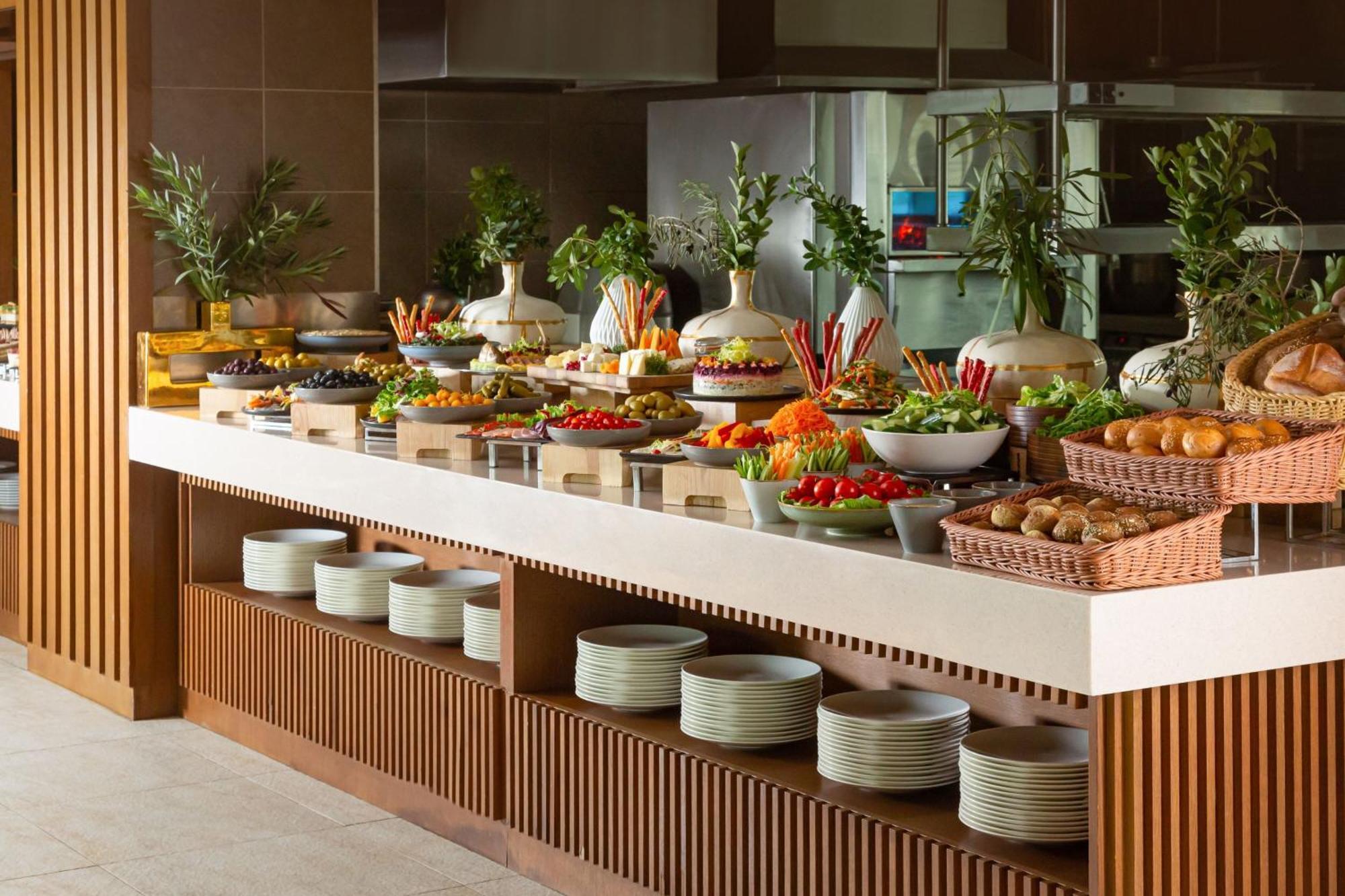 Baku Marriott Hotel Boulevard Екстериор снимка A buffet at a hotel