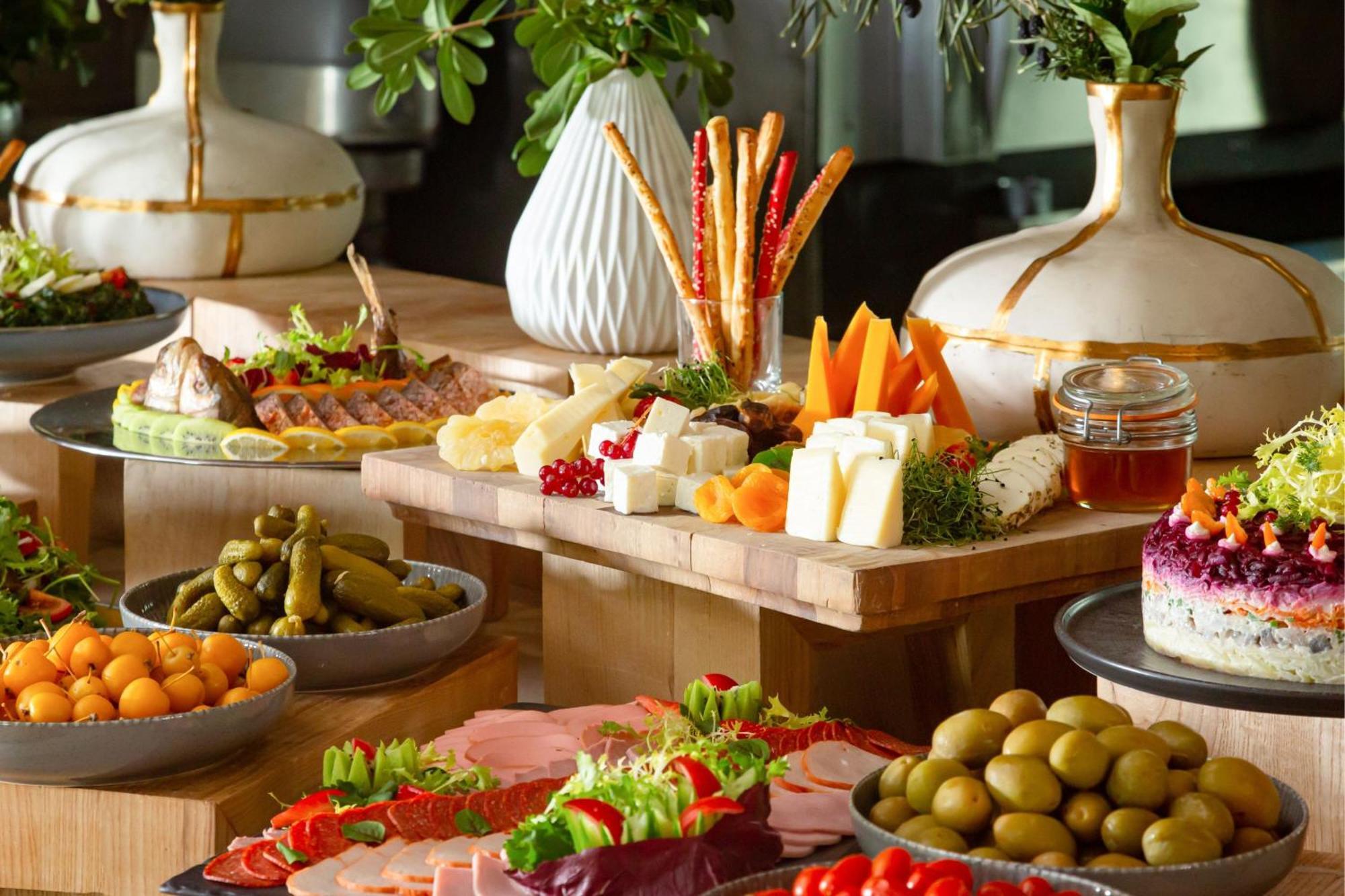 Baku Marriott Hotel Boulevard Екстериор снимка A buffet at a hotel
