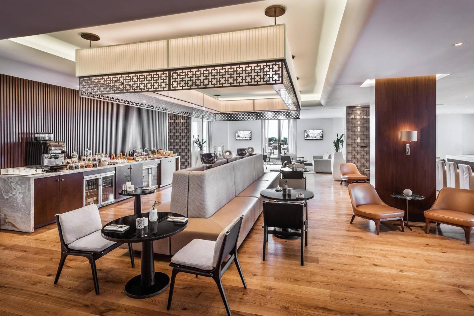 Baku Marriott Hotel Boulevard Екстериор снимка The lounge at the airport