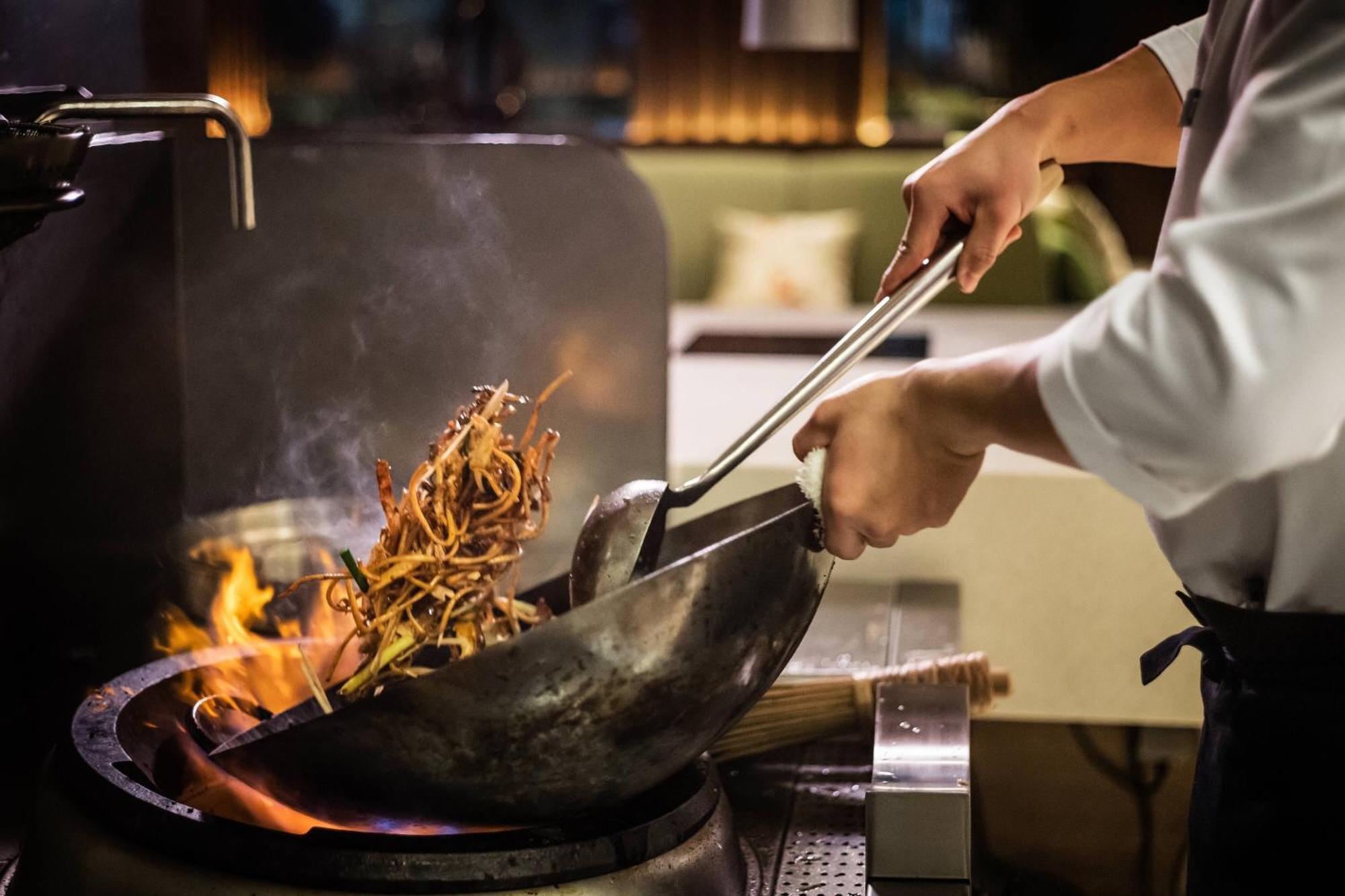 Baku Marriott Hotel Boulevard Екстериор снимка A wok being used in cooking